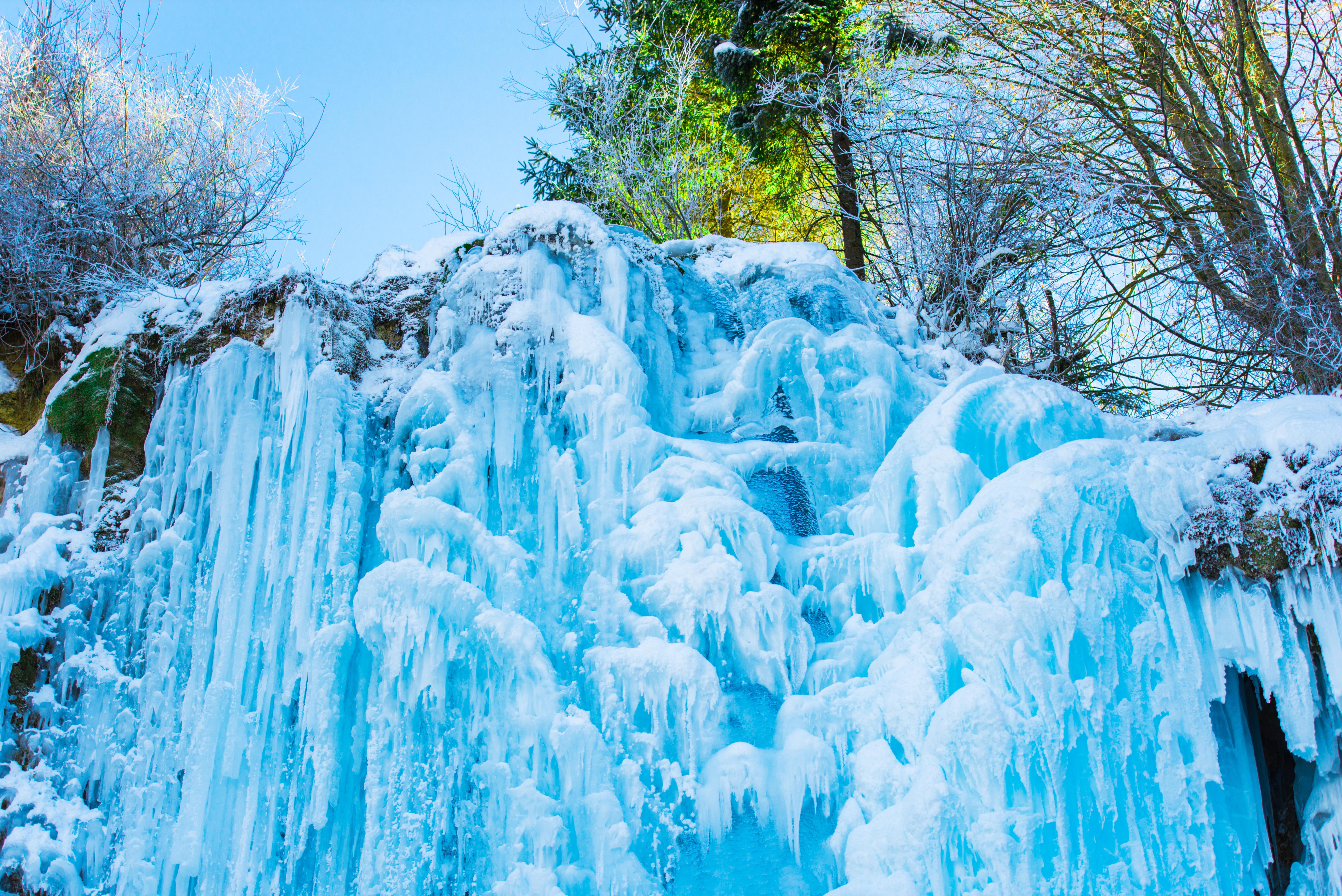 Experience the magic of Eobi Ice Valley where stunning ice formations create a winter wonderland perfect for photography and creating unforgettable memories amidst nature’s artistry.